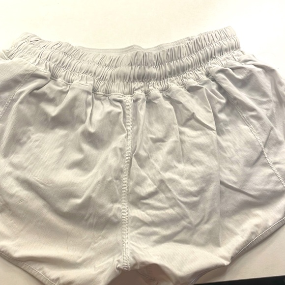 Lululemon White LR Hotty Hots in size 4! - Picture 2 of 4